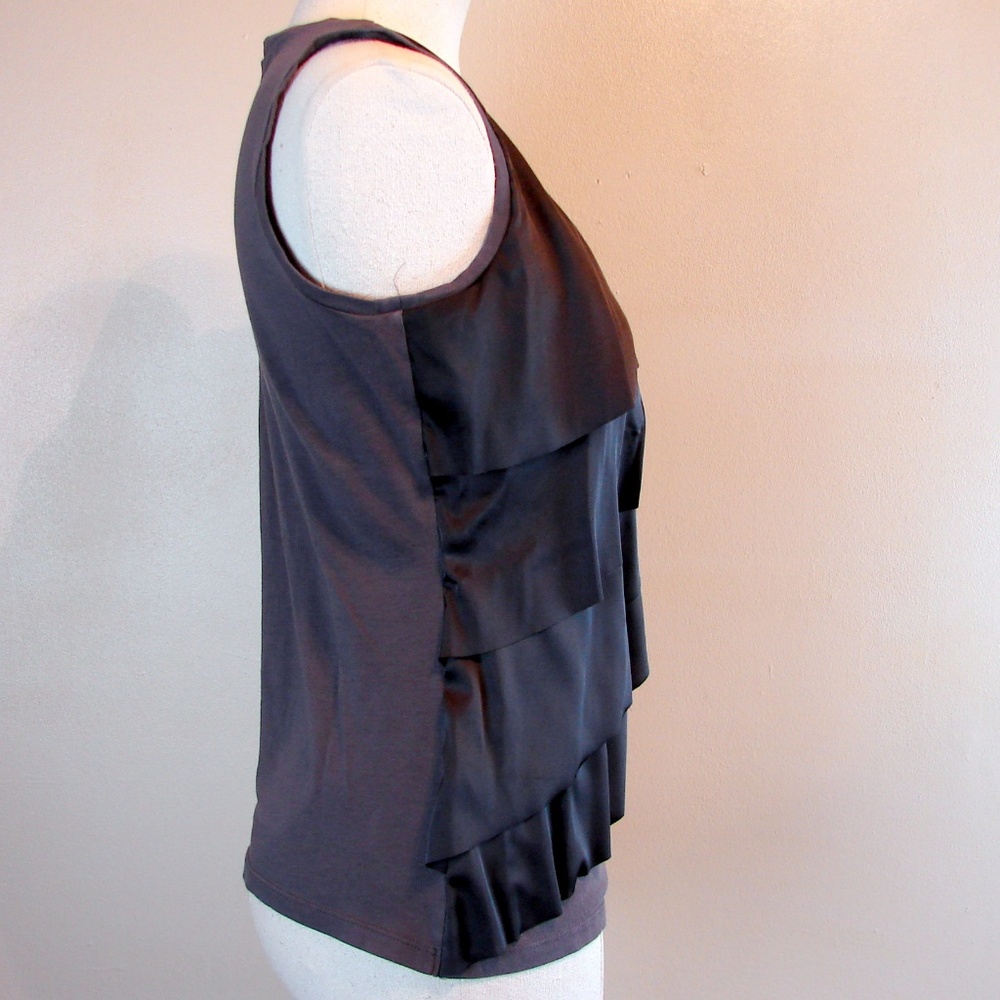 🎶Ann Taylor scalloped sleeveless gray blouse - Picture 4 of 5